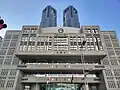 通りの直近から議事堂を望む。