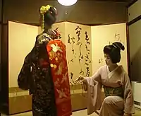 小唄を聞かせる、祇園の芸者と舞妓。(2004年、祇園の花街にて)