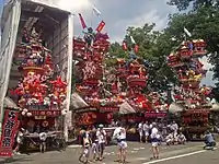 竹田若八幡宮に集合した隈・竹田地区の山鉾4基。右から大和町・三隈町・川原町。小屋に入っているのは若宮町の山鉾。