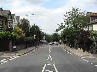 ジプシー・ヒル地区の道路を、シティ方向北側をみる (View down the upper straight of the street, Gipsy Hill, looking north towards the City of London.)
