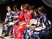 浴衣(これも和服の一種)を着た若い女性たち(2006年)