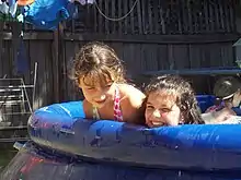 簡易プールでも子供の水遊びには監視役が必要となる