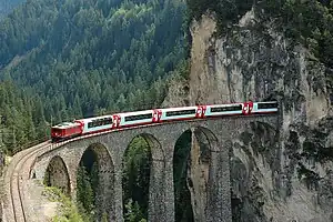 観光列車の例:スイスの氷河急行