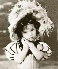 ハリウッド女優シャーリー・テンプルの子役時代の写真。幼児だけが登場するアメリカ製白黒短編映画「ベビー・バーレスク」シリーズの一作『グラッド・ラグズ・トゥ・リッチズ』(1933年公開)の一場面で、撮影時は4~5歳であった。子役としての活動期間は1931年から1947年まで(映画は56作品に出演)。