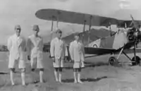 滑空機曳行飛行機横に整列する日本よりの派遣指導者(右機体側端島本)