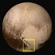 冥王星の半球。ヒラリー山脈とノルゲイ山脈(英語版)が図示されている(2015年7月14日)