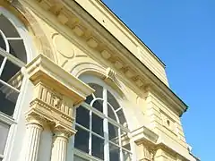 往年の様式で再建された窓ガラス