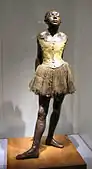 『14歳の小さな踊り子』(1881) ナショナル・ギャラリー（ワシントンD.C.）他 ドガの生前に唯一発表された彫刻作品。"La Petite Danseuse de Quatorze Ans"