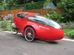 座席をフェアリングで覆った自転車（ベロモービル）