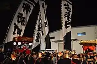 御坊町の宮入風景。幟を背景に、左が四つ太鼓、右が屋台(2013年10月5日撮影)
