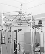 1954年2月にロスアラモス国立研究所のゴディバ実験装置で起きた臨界事故の前後の写真。装置の支柱が折れ曲がっている。