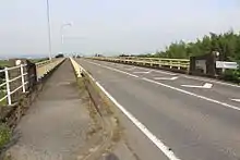 西側の右岸から望む神戸大橋