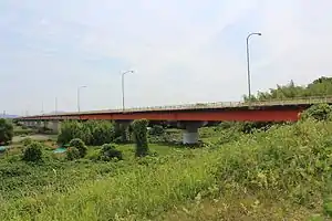 西側の右岸上流側から望む、揖斐川に架かる岐阜県道212号大垣大野線の神戸大橋（2016年6月11日撮影）