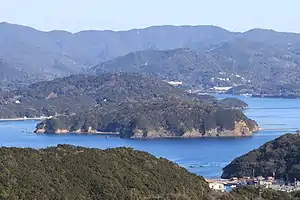 南海展望公園から望む五ヶ所湾と京路山（2020年1月2日撮影）