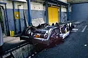 1959形台車。軸ばねと枕ばねにゴムを採用している。