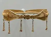 金製のダイアデムでヘラクレス結びの意匠が見られるプトレマイオス朝(220–100 BC)の女性貴族が所有した物