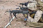 M249 パラトルーパーを射撃する海兵隊員