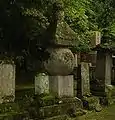 妙本寺にある前田利家の妻、まつの供養塔と伝える五輪塔(鎌倉市)