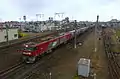 五稜郭駅を発車したJR貨物のEH500形機関車牽引の貨物列車。（2013年10月）