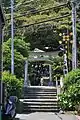 坂ノ下の住宅街を抜けてゆく参道