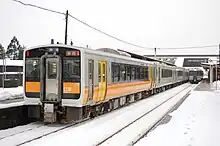 新津運輸区時代、キハ110系と共通で運用されていた頃のキハE120形（2009年12月 五泉駅）