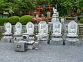 観音像と後方に常盤明神鳥居