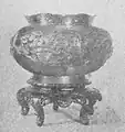 1899年5月9日に明治天皇から下賜された白銀花瓶（菊花御紋付銀製花盛器）