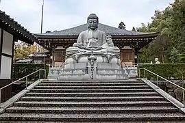 本堂前に鎮座する大仏