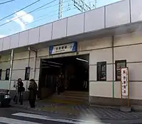 高架橋横の出入口(2014年3月)