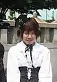 ゴスロリの定番モチーフであるクロス・コウモリを身に着けている。ゴシックロリータでは黒をメインカラーに使うが、白も用いられる。ゴスロリには暗く背徳的な「ゴシック」の要素がある。