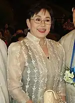 バロン・タガログを女性用にアレンジしたスタイル。ヴィルマ・サントス議員 Vilma Santos。