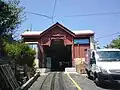 同じくグラナローロ駅、駅を通り過ぎた奥に検修庫が設けられている、また、駅手前は併用軌道となっている、2009年