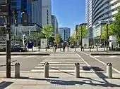 美術の広場手前にある横断歩道、桟橋の広場方面を撮影（2017年4月28日）