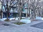 波をモチーフにしたMARK IS みなとみらい前のベンチ（2017年2月11日）