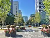 色とりどりの花々で装飾されたグランモールの通り道（桟橋の広場）