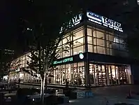 MMミッドスクエア低層部のスターバックスコーヒー併設TSUTAYA（2017年5月26日）