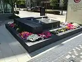 水景設備と周囲の花壇（2017年4月28日）※緑化フェア開催期間中