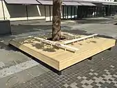 船のウッドデッキをモチーフにしたベンチが木を囲むように設置されている（2017年4月28日）