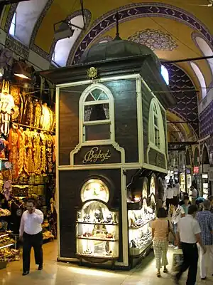 イスタンブールのバザールにある17世紀以来のキオスク。コーヒーなどを売る小さな売店として建てられた。