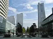 グランドセントラルタワー付近よりランドマークタワー方面を望む（2011年10月2日）⇒同所における再整備後の画像