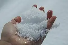雪霰。白色不透明で割れやすい。