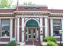 1916開館のグラスバレーのカーネギー図書館 (新古典主義建築)
