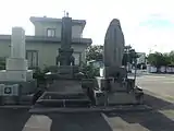 荒井金助の墓（右）