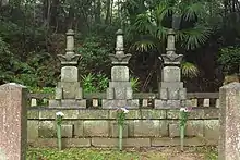 信光明寺にある松平三代の墓。3基の宝篋印塔のうち向かって左が親氏の墓にあたる。中央は松平氏第2代松平泰親墓、向かって右は松平氏第3代松平信光墓(2019年(令和元年)11月)