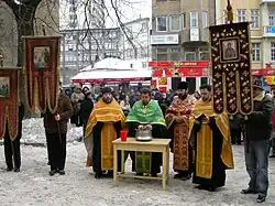 ガブロヴォ(ブルガリア)での大聖水式。複数の司祭が司祷・陪祷し、街中で専用の容器に入れられた水を成聖している。