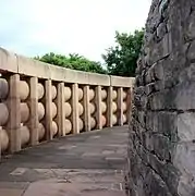 進行方向に見た、サーンチー第一ストゥーパの上段の遶道。