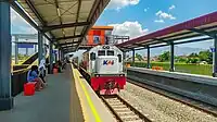バンドン・ラヤ線の列車がハウルプグル駅に到着