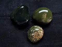 下が緑碧玉（右はギョクに近いもの）