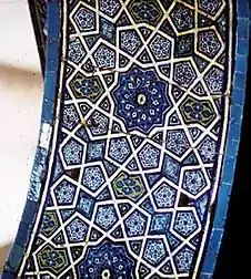 トルコのブルサにある、オスマン帝国のグリーンモスク（英語版）のスルタン・ロッジ入口の内部アーチ（1424年）、星や五角形などが描かれている。