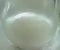 次の反応に備え、溶液を冷却する。グリニャール試薬が白色固体として析出している。